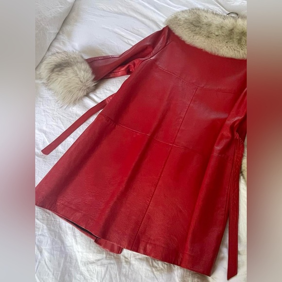 🍒 SOLD 🍒 VINTAGE • cherry red leather trench coat w cream fur collar and cuffs - Picture 5 of 15